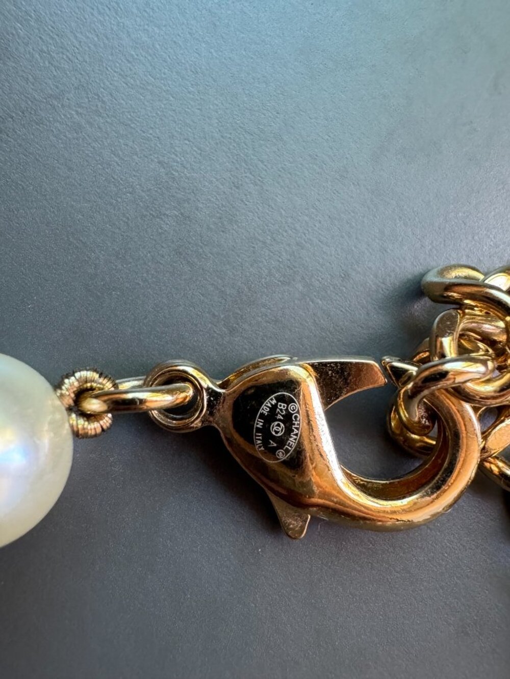 Chanel Oversized Pearl Turnlock Necklace Metiers D'art 24A Manchester New in Box - Picture 3 of 8